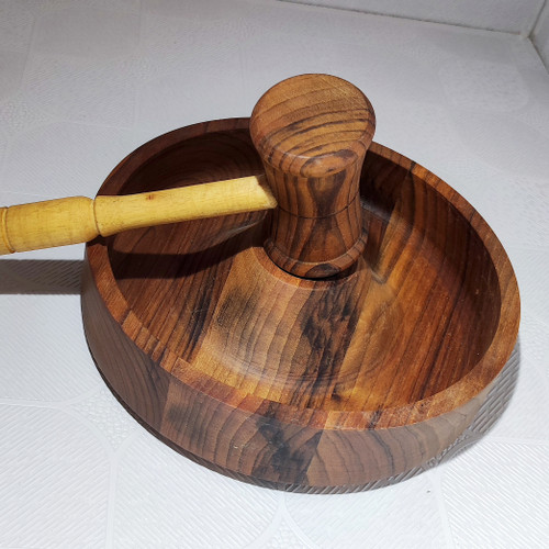 گردو شکن چوبی