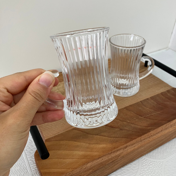 استکان دلی گلس کد TZ415b | استکان دسته دار ۱۰۰ میل دلی گلس مدل شیاردار